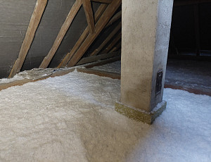 Zateplení stropu rodinného domu pomocí foukané izolace